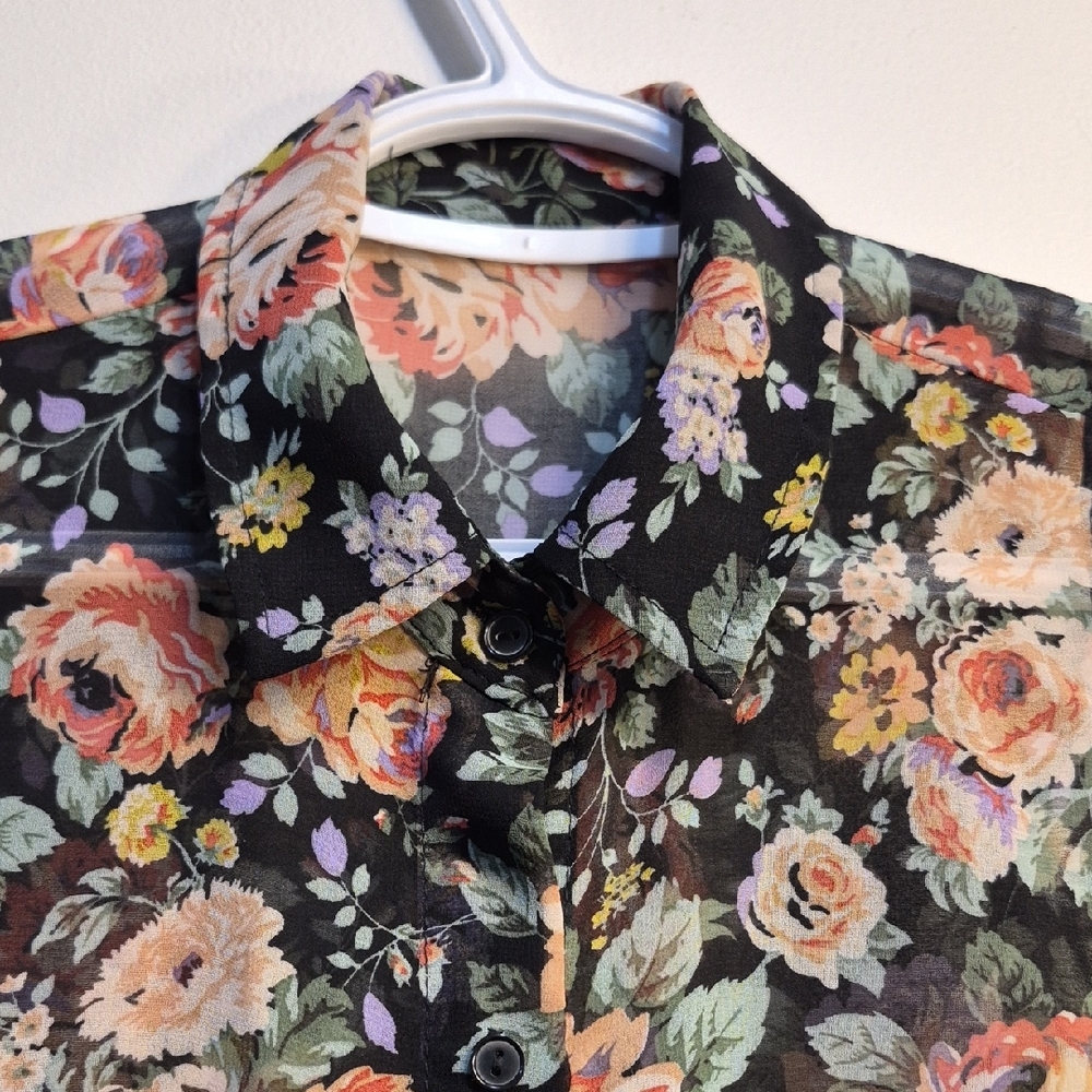 4 / $ 15🌟Source Unknown Black Floral Sleeveless Button-Front Top - Picture 2 of 8